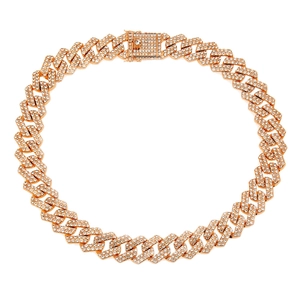 Détail du collier chaîne cubaine en or rose avec strass brillants et fermoir sécurisé