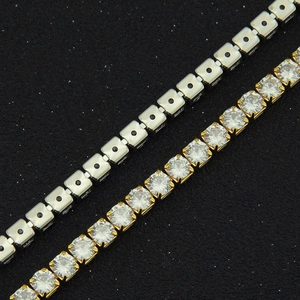 Vue macro de bracelets tennis en or et argent avec sertissage de zircons cubiques