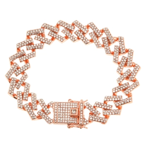 Détail d'un bracelet Miami Cuban de 15mm en or rose serti de strass avec fermoir carré