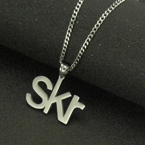 Collier avec pendentif lettre SKR minimaliste en acier titane mat et chaîne cubaine