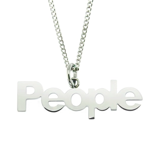 Détail du pendentif People en acier titane argenté avec une chaîne à maillons fins