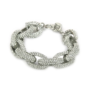 Vue détaillée du collier à gros maillons argentés serti de strass blancs brillants