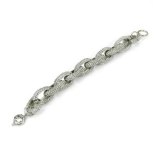 Détail macro du bracelet chaîne hip hop argenté avec sertissage de cristaux micro-pavé