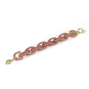 Détail du bracelet gourmette hip hop doré serti de strass roses brillants