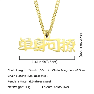 Collier hip hop en acier inoxydable doré avec pendentif de texte et détails de taille