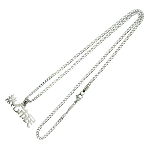 Collier de rue argenté avec pendentif en caractères chinois ajouré sur une chaîne gourmette