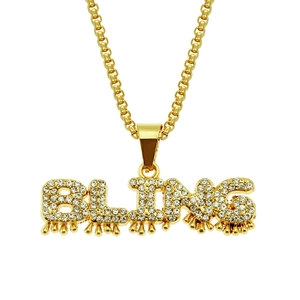 Détail du pendentif BLING doré avec cristaux brillants et design style goutte d'eau