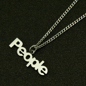 Collier en acier inoxydable argenté poli avec un pendentif ajouré aux lettres 'People'