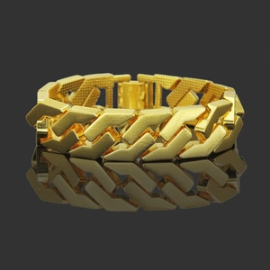 Gros bracelet gourmette doré pour homme avec maillons géométriques en métal brossé