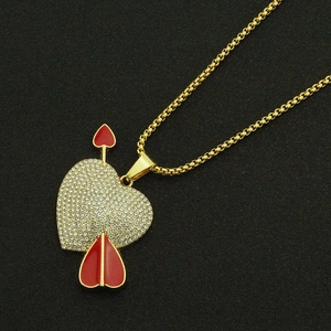 Collana con ciondolo a cuore e freccia dorata con cristalli e dettagli in smalto rosso