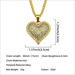 Hip hop heart pendant with white crystals and golden cuban chain for streetwear fashion