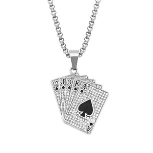 Vue détaillée du pendentif poker royal flush hip-hop argenté avec strass blancs