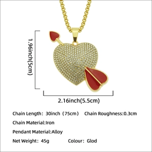 Collana hip hop con pendente cuore freccia di cupido in lega dorata e strass scintillanti