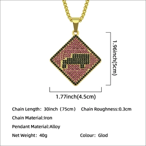 Pendentif voiture hip hop avec strass roses et chaîne perlée dorée de 75 cm