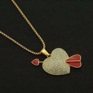 Collana con pendente a cuore e freccia con cristalli bianchi e smalto rosso su catena oro
