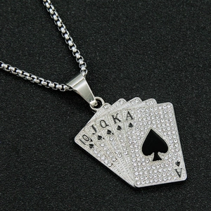 Vue macro d'un pendentif hip-hop avec cartes de poker royal flush serties de strass