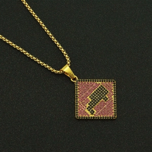 Pendentif Hip Hop carré serti de strass rouges et noirs avec chaîne maille box dorée