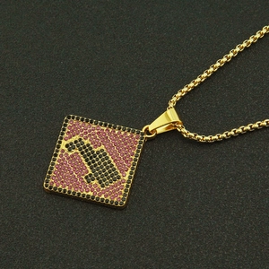 Collier pendentif voiture hip hop avec strass roses et noirs sur une chaîne box dorée