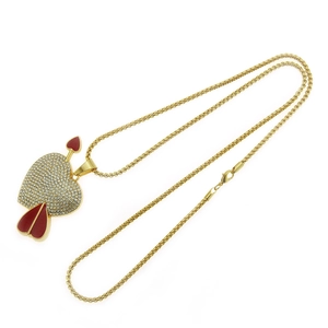 Collana hip hop dorata con pendente a cuore trafitto e strass bianchi lucidi