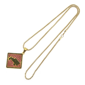 Pendentif hip hop doré avec breloque basket en strass carrés sur fond blanc