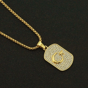 Collier doré avec pendentif rectangulaire serti de cristaux et motif lune étoile sur chaîne