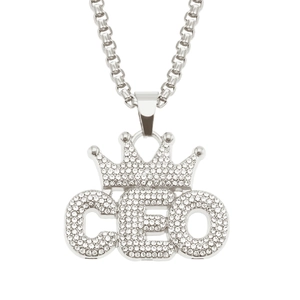 Détail du collier CEO argenté avec pendentif couronne serti de cristaux brillants