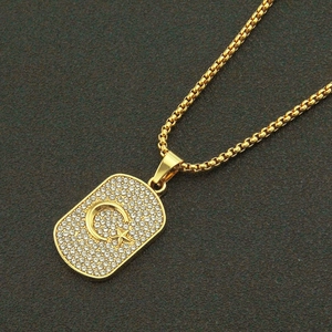 Collier hip hop doré avec pendentif rectangulaire serti d'un croissant de lune et étoile