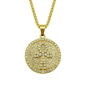 Vue détaillée du pendentif croix hip hop doré orné de zircons cubiques scintillants