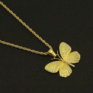 Goldene 3D-Schmetterling-Halskette mit weißen Kristallen und Seilkette auf schwarzem Grund
