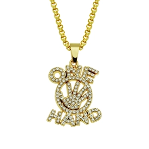 Collana con Pendente a Forma di Palmo e Lettera ONE HAND Strass Iced Out Hip Hop per Uomo Donna in Lega di Ferro Placcato Oro Gioielli