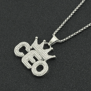 Gros plan d'un pendentif couronne CEO argenté serti de diamants sur une chaîne box