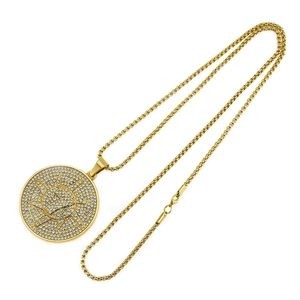 Collier doré avec pendentif rond chiffre 7 serti de strass sur fond blanc