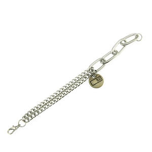 Bracelet gourmette argenté de style punk avec une plaque ronde gravée du numéro 92