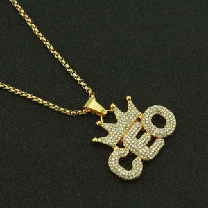 Pendentif CEO doré style hip hop avec couronne et cristaux micro-pavés sur chaîne vénitienne