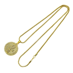 Collier hip hop doré avec pendentif croix ronde serti de diamants sur fond blanc