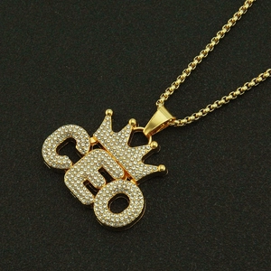 Collier hip hop doré avec pendentif CEO, design couronne et cristaux étincelants