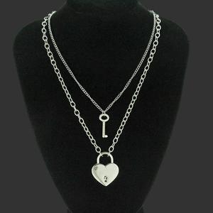 Collier Pendentif Serrure Coeur et Clé Hip Hop Double Rangée Chaîne en Métal Argenté pour Bijoux Unisexes Style Punk
