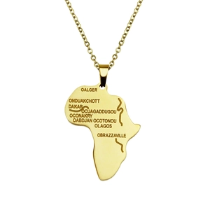 Dettaglio pendente mappa Africa dorato con nomi di città incisi e catena a maglie