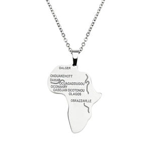 Dettaglio della collana mappa Africa con nomi di città incisi in acciaio lucido