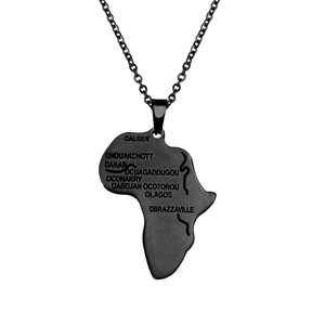 Dettaglio del ciondolo mappa Africa nero opaco con nomi di città incisi sulla collana