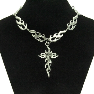 Collier Pendentif Croix de Flamme Punk Gothique pour Femmes Hommes Couleur Argent Alliage Chaîne de Feu Creuse Choker Bijoux Streetwear