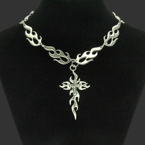 Collier chaîne flamme argentée avec pendentif croix gothique sur buste noir