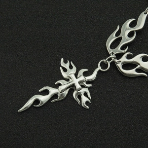 Pendentif croix style gothique punk poli avec motifs de flammes élégants en finition argent