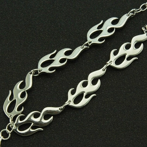 Collier à maillons flammes en argent poli avec un design métallique minimaliste