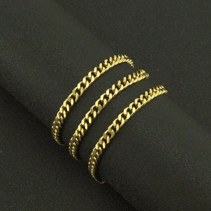Collane a catena cubana da 5mm placcate in oro con finitura lucida su supporto