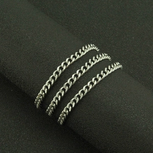 Collana a catena cubana argento 5mm stile hip hop maglia piatta su sfondo strutturato