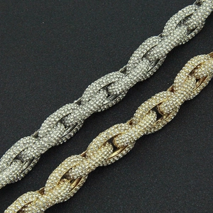 Dettaglio di collane hip-hop spesse in oro e argento con cristalli bianchi scintillanti