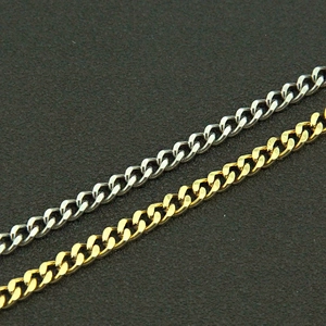 Dettaglio di catene cubane da 5 mm in oro e argento con maglie lucide e fitte