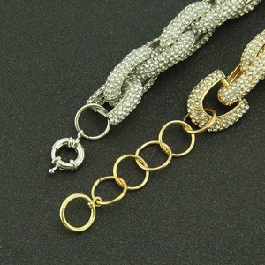 Vista macro di collane hip hop ghiacciate in oro e argento con pietre di zircone cubico