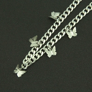 Silberne Gliederkette mit fünf Schmetterlingsanhängern und feiner Oberflächenstruktur